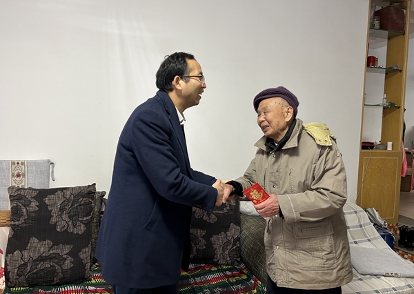 2 慰问老领导.jpg 2 慰问老领导.jpg